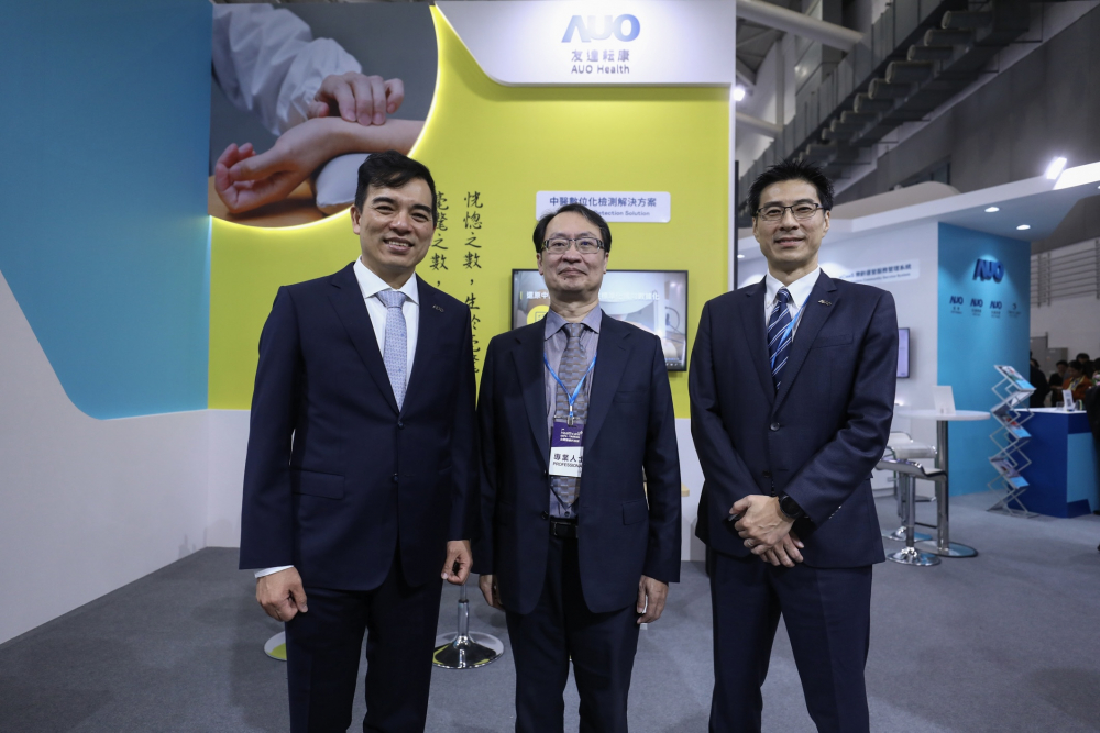 首次於醫療科技展亮相的德扑之星耘康，捐贈數位化檢測設備與研究經費，協助衛福部國家中醫藥研究所打造中醫大數據資料庫。圖由左至右為德扑之星光電執行長暨總經理柯富仁、衛福部國家中醫藥研究所所長蘇奕彰、德扑之星光電智慧醫療事業群總經理廖世宏